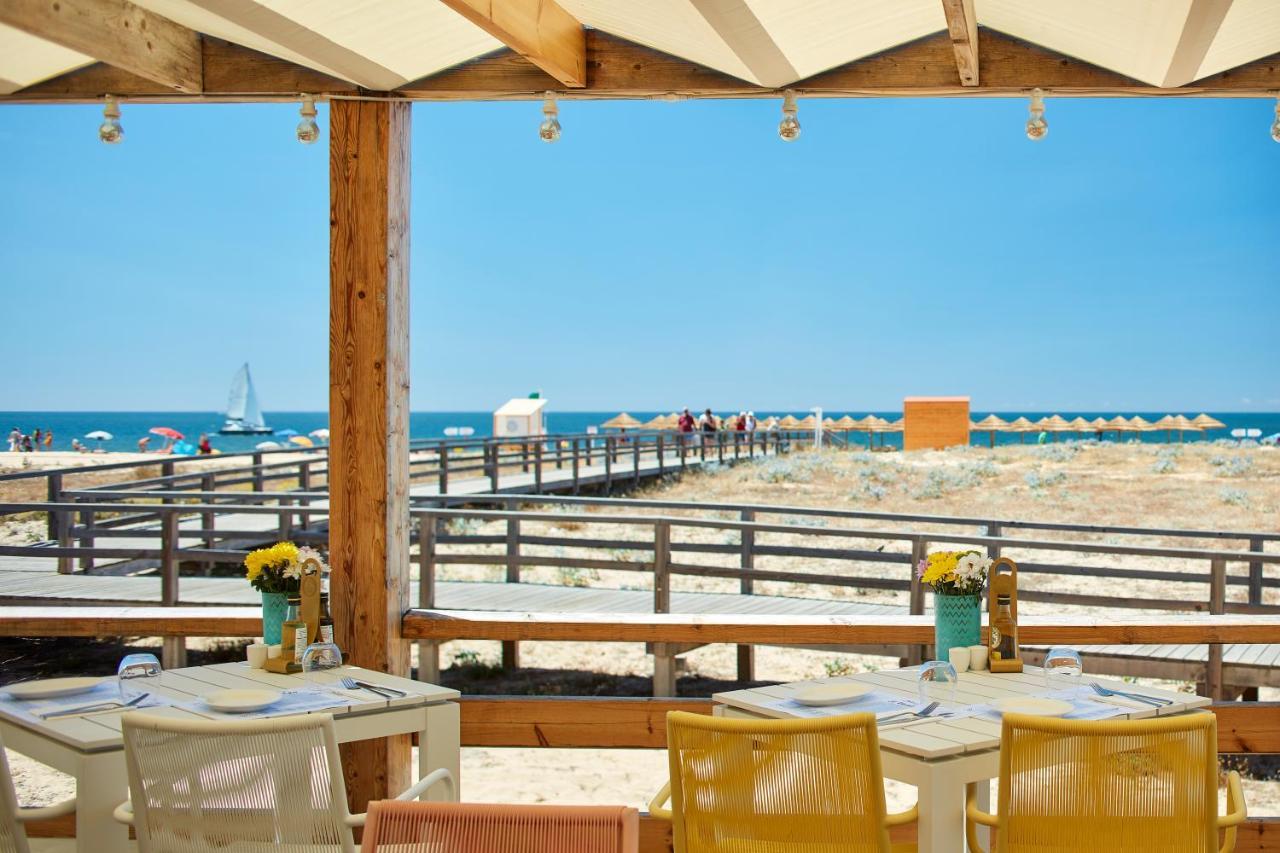 维拉维塔公园Spa度假酒店 Armação de Pêra 外观 照片 View of the beach from the restaurant