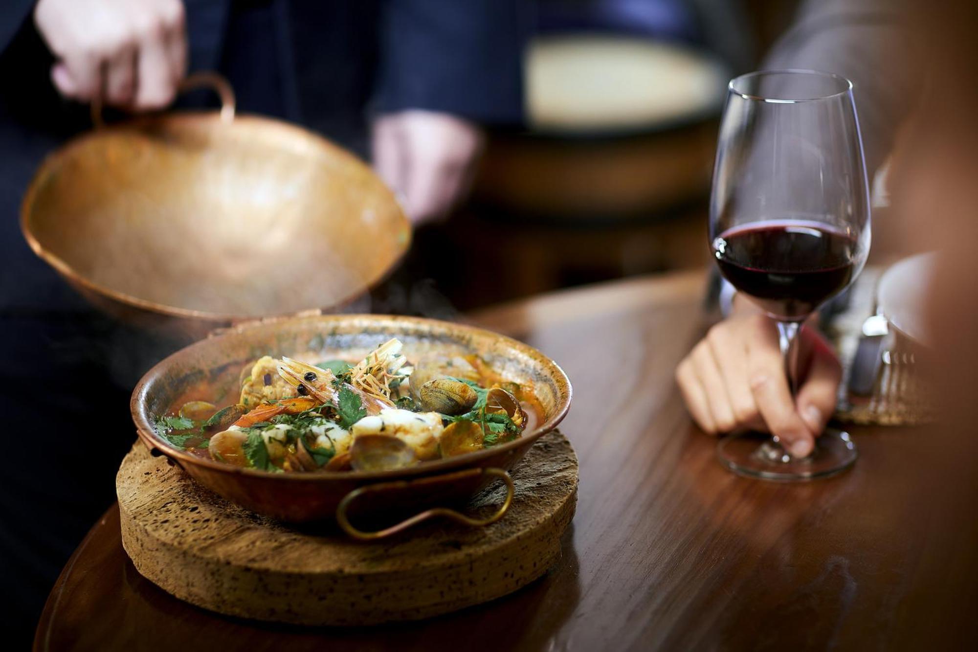 维拉维塔公园Spa度假酒店 Armação de Pêra 外观 照片 A glass of wine and a tapas dish