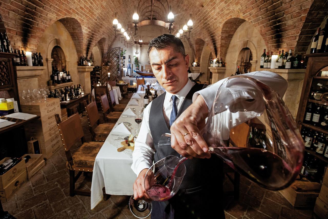 维拉维塔公园Spa度假酒店 Armação de Pêra 外观 照片 Sommelier decanting wine